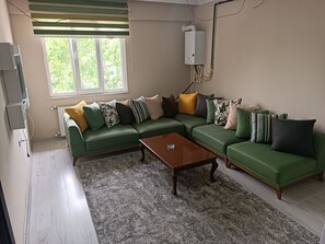 Habitación, balcón, vista a la montaña