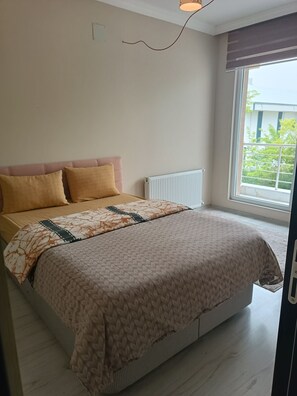 Habitación, balcón, vista a la montaña