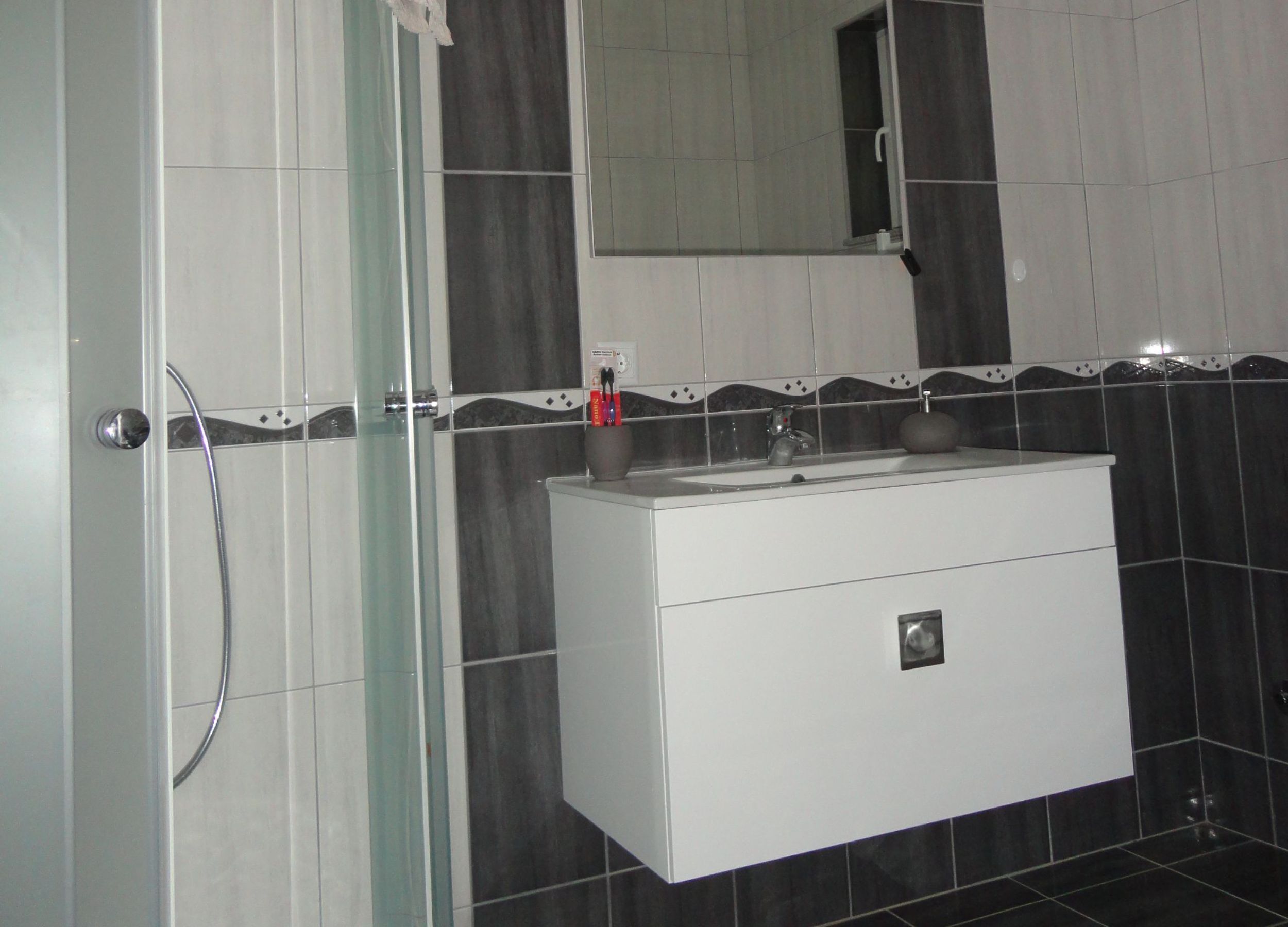 Apartment (One Bedroom Apartment with Terrace an) | Bathroom | Shower, towels