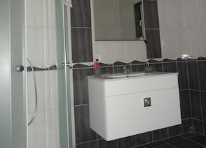 Apartment (One Bedroom Apartment with Terrace an) | Bathroom | Shower, towels - Apartments A&D (Bihac)