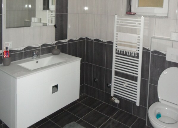 Apartment (Superior One Bedroom Apartment with T) | Bathroom | Shower, towels - Apartments A&D (Bihac)