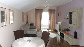 Lejlighed (One Bedroom Apartment with Terrace an) | Stue | 32-tommers fladskærms-tv med kabelkanaler