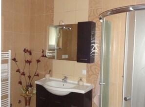 Apartment (One Bedroom Apartment with Terrace an) | Bathroom | Shower, towels - Apartments A&D (Bihac)