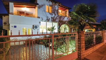 House (Six Bedroom Holiday Home with Pool) | Exterior