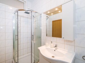 Maison (Six Bedroom Holiday Home with Pool) | Salle de bain | Douche, serviettes fournies