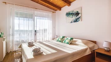 House (Six Bedroom Holiday Home with Pool) | 6 bedrooms, free WiFi