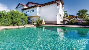 House (Six Bedroom Holiday Home with Pool) | Exterior