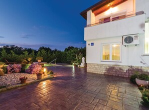 House (Six Bedroom Holiday Home with Pool) | Exterior