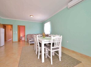 하우스 (Six Bedroom Holiday Home with Pool) | 다이닝룸