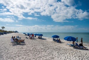 Beach - Beautiful Pelican Bay 2BR +Den condo in Naples! (Naples)