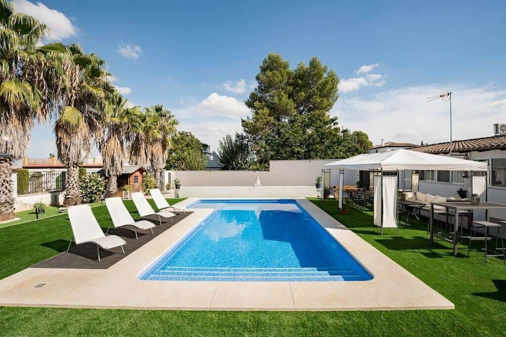 Independent loft in chalet with pool