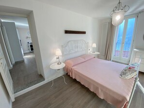 Fer et planche à repasser, lit parapluie, Wi-Fi, draps fournis