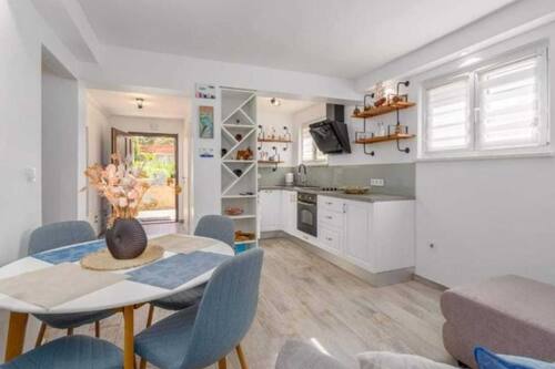 Apartment (Two Bedroom Apartment with Terrace) | Private kitchen