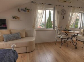 Leilighet (One Bedroom Apartment with Sea View) | Oppholdsrom | En 32-tommers Flatskjerm-TV med digitale kanaler