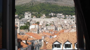 A view of a town with historical buildings and a hill in the background. - Apartment Ivančica (Dubrovnik)