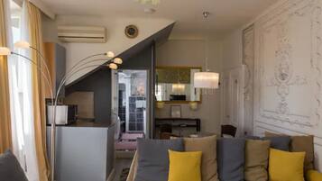 Apartment (Double Room with Old town view) | Wohnzimmer | 32-Zoll-Flachbildfernseher mit Kabelempfang