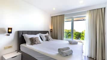 Deluxe Apartment, Sea View | 2 bedrooms, hypo-allergenic bedding, free WiFi