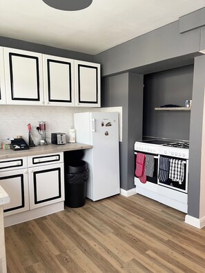 Kühlschrank, Mikrowelle, Ofen