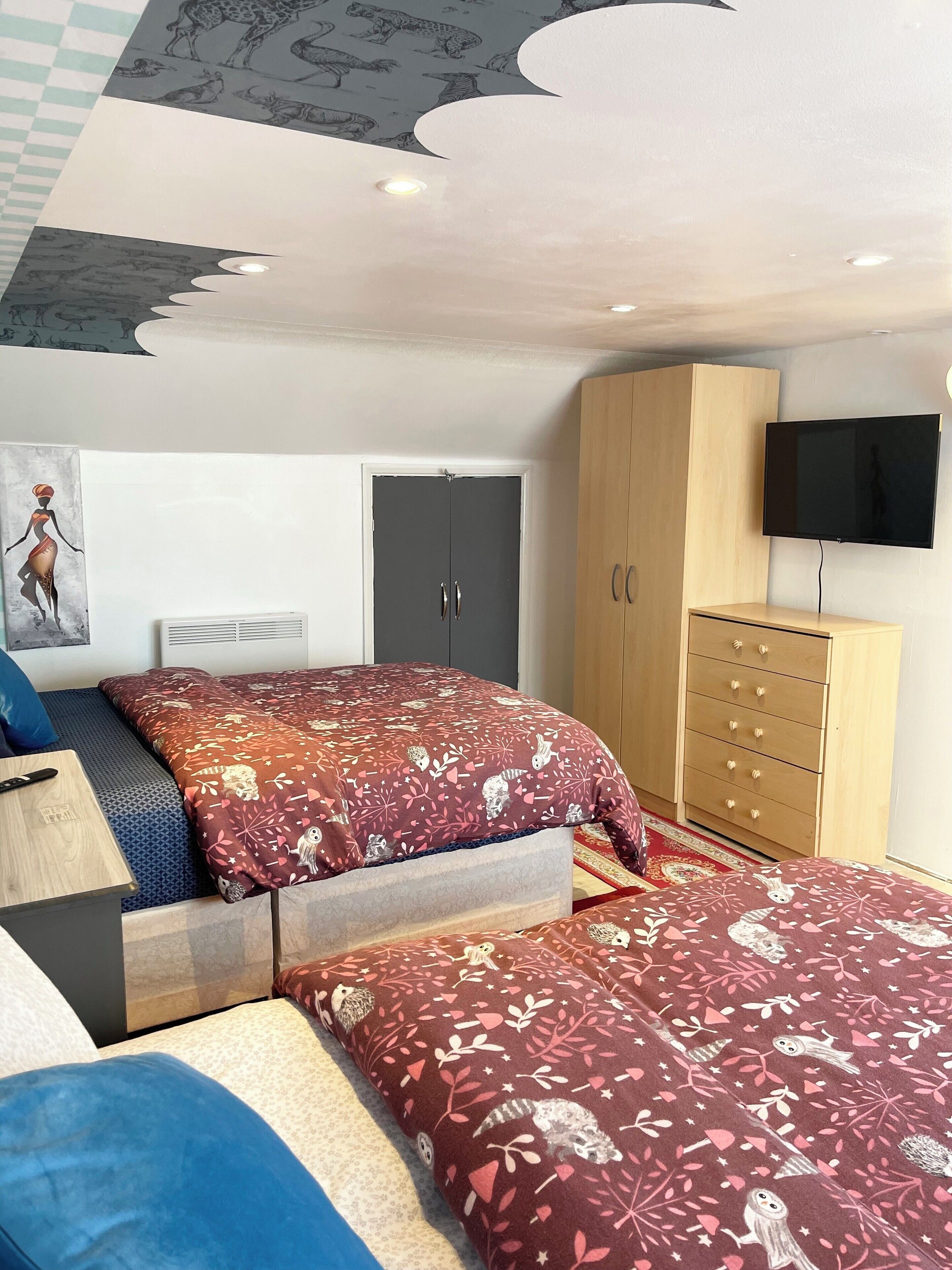 3 bedrooms, iron/ironing board, WiFi, bed sheets