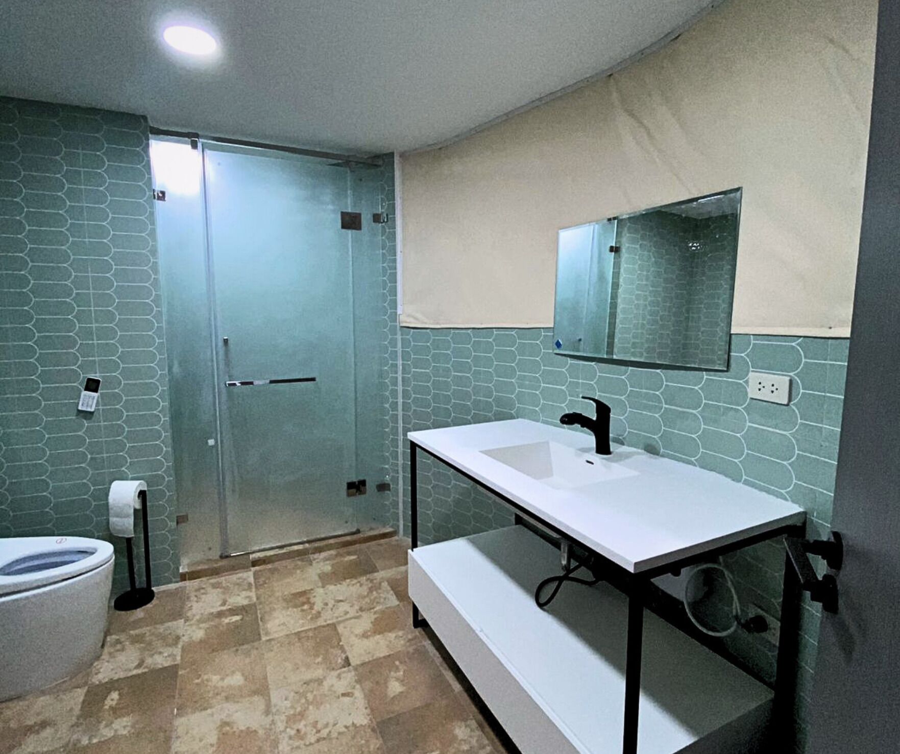 毛巾、肥皂、洗发水、卫生纸