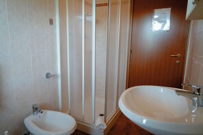 Douche, sĂšche-cheveux, bidet, serviettes fournies