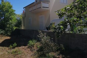 Property grounds - Maya studio 1 (Vir)