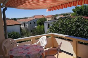Outdoor dining - Maya studio 1 (Vir)