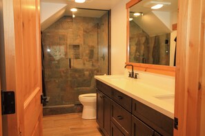 Shower, towels - Tamarack #39: 2 BR, 2.5 BA Condominium in Mammoth Lakes, Sleeps 8 (Mammoth Lakes)
