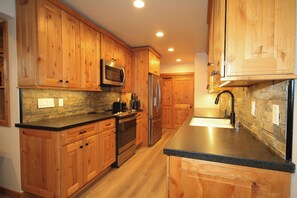 冷蔵庫、電子レンジ、オーブン、コンロ