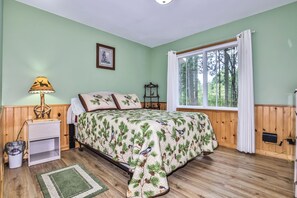 2 bedrooms, WiFi, bed sheets - Stepaway Vacation Rentals- Conifer Cabin (St.Germain)