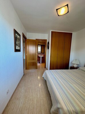 2 Schlafzimmer, Bügeleisen/Bügelbrett