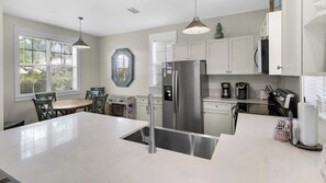 Casa, varias camas, patio, vista al jardín (Beach Bungalow 101) | Cocina privada | Cafetera y tetera