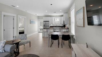 House, Multiple Beds, Patio, Garden View (Thirty-Eh) | In-room dining