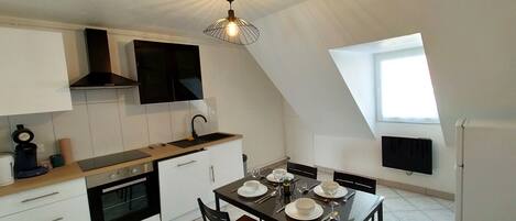 Kjøleskap, mikrobølgeovn, ovn og kokeplater