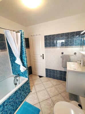 Hair dryer, towels, soap, toilet paper - Le 11 de Colmar (Colmar)