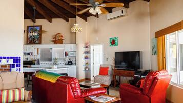 Televisión, chimenea y futbolito