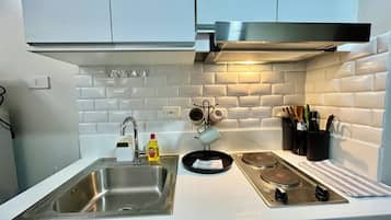 Habitación, balcón, vistas parciales al lago | Cocina privada | Frigorífico grande, microondas, placa de cocina y hervidor eléctrico