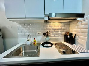 客房, 露台, 部分湖景 | 私人廚房 | 大型雪櫃/冰箱、微波爐、爐具、電熱水壺