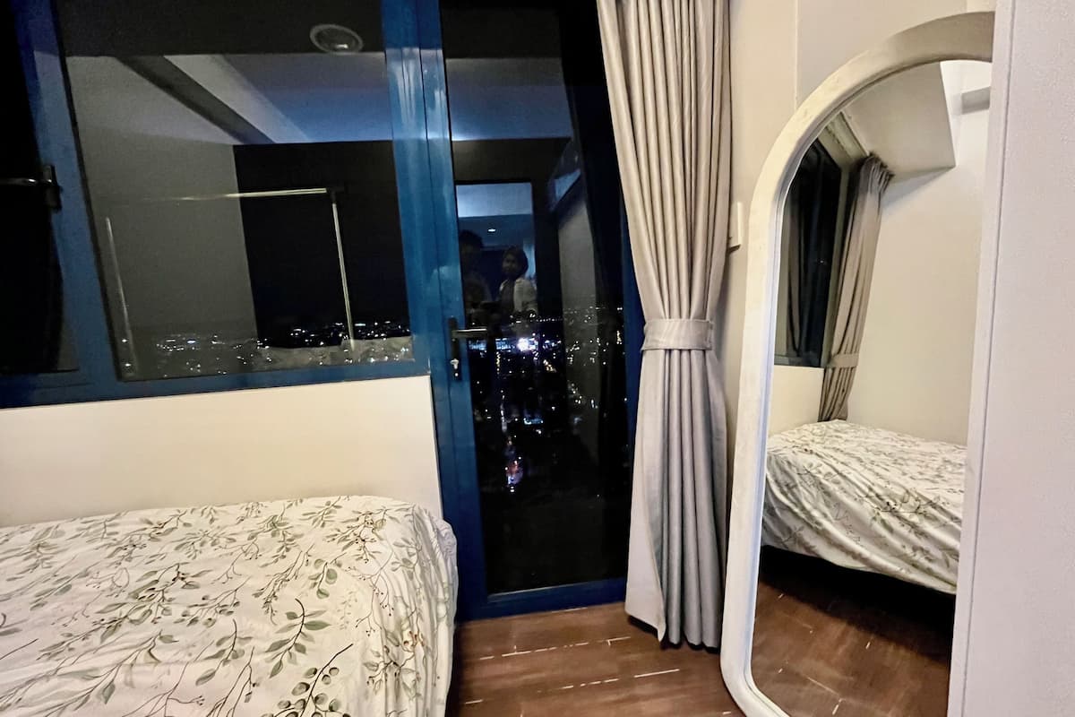 Kamer, balkon, gedeeltelijk uitzicht op meer | 1 slaapkamer, hypoallergeen beddengoed, individueel gemeubileerd