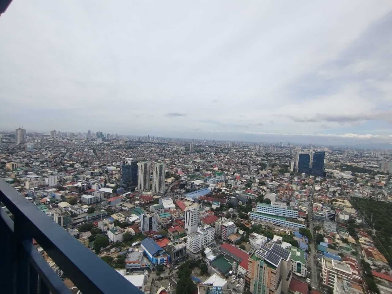 Un paisaje urbano con una mezcla de edificios altos y bajos, varios estilos arquitectónicos y una distribución urbana densa.