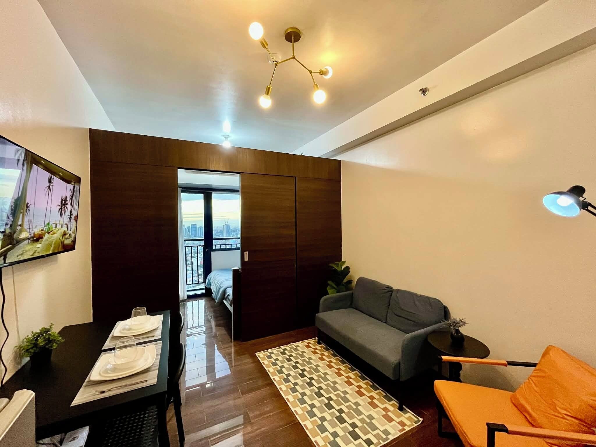 Lägenhet City - balkong - utsikt mot staden | 1 sovrum, allergitestade sängkläder, unika möbler och skrivbord