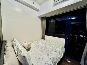 Habitación, balcón, vista parcial al lago | 1 habitación, ropa de cama hipoalergénica y muebles diferentes 