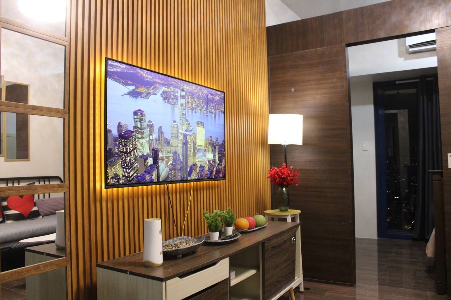 Condo, cocineta, vista a la ciudad | Área de sala de estar | Smart TV de 50 pulgadas con canales digitales y Netflix 