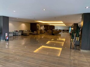 Condo có tầm nhìn toàn cảnh, 1 phòng ngủ, ban công, quang cảnh một góc biển | Khu lounge executive