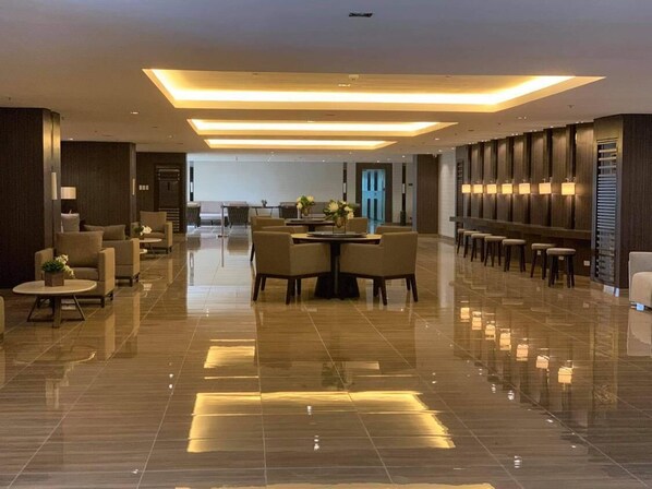 Condo có tầm nhìn toàn cảnh, 1 phòng ngủ, ban công, quang cảnh một góc biển | Khu lounge executive