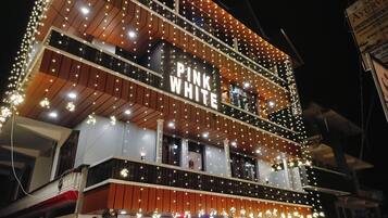 Mặt tiền nơi lưu trú - ban đêm