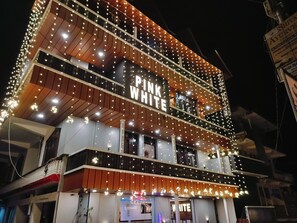 Mặt tiền nơi lưu trú - ban đêm