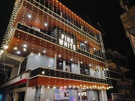 Fachada da propriedade à noite