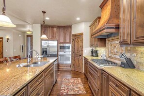 Fridge, microwave, oven, stovetop - AC Hot tub Luxury cabin pets allowed, perks, view! (Sunriver)