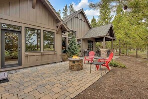 Terrace/patio - AC Hot tub Luxury cabin pets allowed, perks, view! (Sunriver)